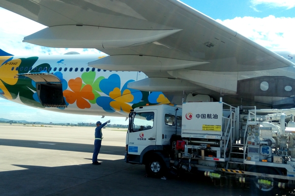 广州航空加油站保障进博号首航.jpg 广州航空加油站保障进博号首航.jpg