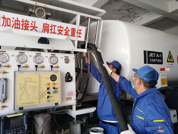 中国航油内蒙古全力备战十九届五中全会供油保障:佟彤摄_副本.jpg