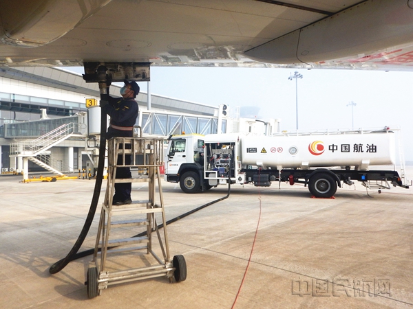 3、玉林供应站圆满完成黄金周航班供油保障任务_副本.jpg 3、玉林供应站圆满完成黄金周航班供油保障任务_副本.jpg