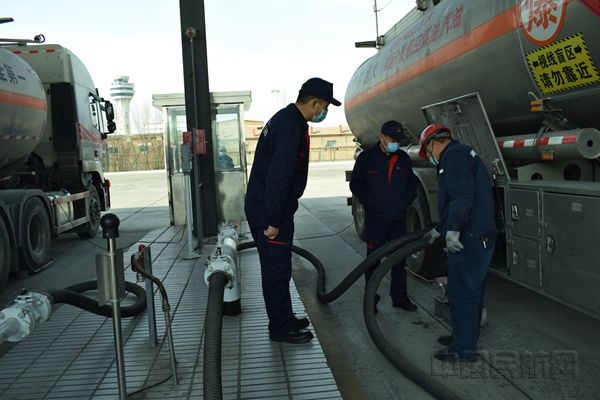 骤降16℃！中国航油内蒙古开启风雪下“两会”供油保障模式3：尹赛南摄_副本.jpg
