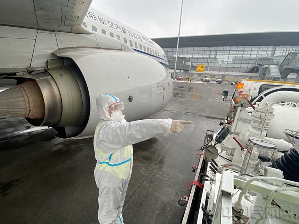 水印 长春航空加油站全力保障援吉医疗物资包机1