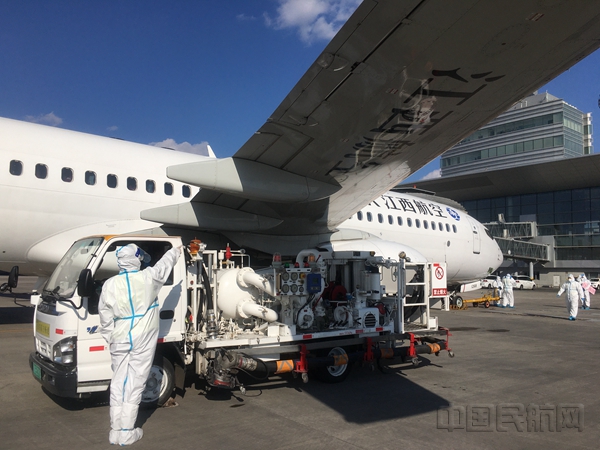 疫情期间,中国航油吉林分公司圆满完成医疗物资包机供油保障任务_副本.jpg 疫情期间,中国航油吉林分公司圆满完成医疗物资包机供油保障任务_副本.jpg