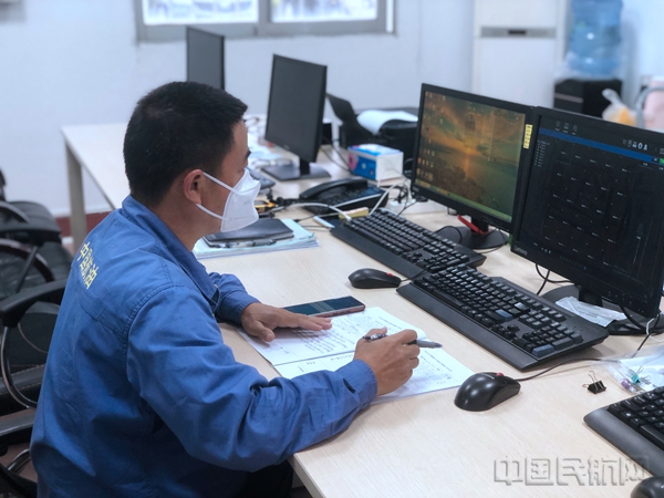 水印 信息值班(罗州 摄)1.jpg