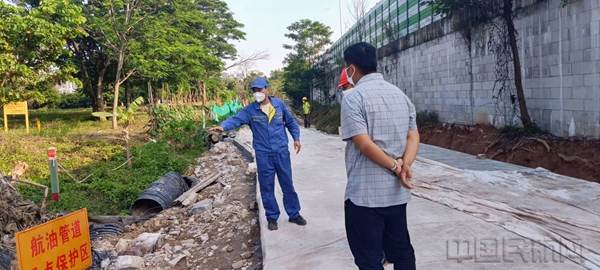 水印 与施工单位沟通协调( 唐欢欢 摄)2.jpg