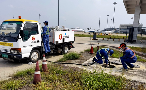 广州航空加油站经理跟岗作业（张炳荣 摄）_副本.jpg