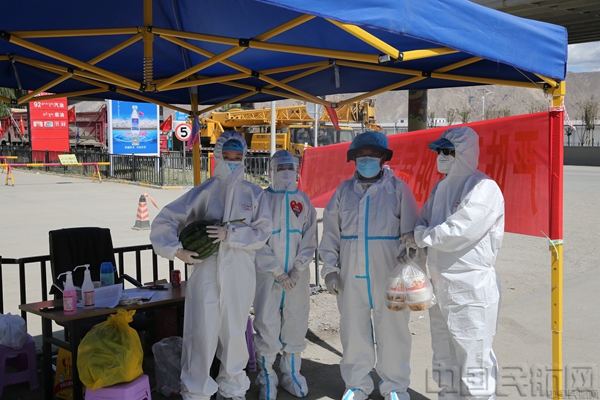 为志愿者送餐图片.jpg 为志愿者送餐图片.jpg