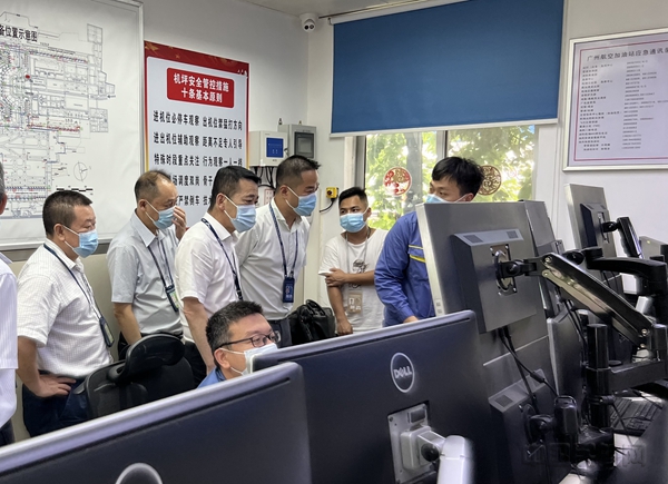 广州航空加油站首次完成“指令加油”任务(冯剑 摄)2