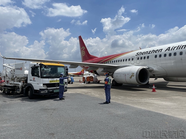广州航空加油站圆满完成国庆节供油保障任务(左琳 摄).jpg 广州航空加油站圆满完成国庆节供油保障任务(左琳 摄).jpg