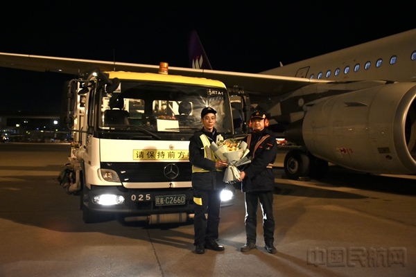 广州航空加油站安全保障2022年最后一架出港航班(胡金榕 摄)1