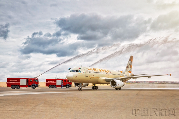 图1：阿提哈德航空巴库航线首飞航班抵达海达尔·阿利耶夫国际机场时接受传统的水门欢迎仪式.jpg