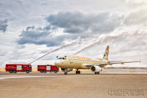 图1:阿提哈德航空巴库航线首飞航班抵达海达尔·阿利耶夫国际机场时接受传统的水门欢迎仪式.jpg 图1:阿提哈德航空巴库航线首飞航班抵达海达尔·阿利耶夫国际机场时接受传统的水门欢迎仪式.jpg