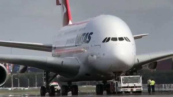 以南希_伯德_沃尔顿命名的澳航首架A380客机.jpg