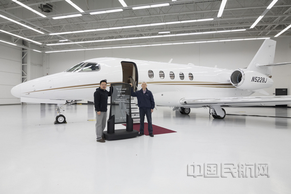 nEO_IMG_左起_陈志浩,航空安全部总经理和葛忠汉,维修副总裁代表天骄通用航空(苏州)有限公司接收飞机.jpg nEO_IMG_左起_陈志浩,航空安全部总经理和葛忠汉,维修副总裁代表天骄通用航空(苏州)有限公司接收飞机.jpg