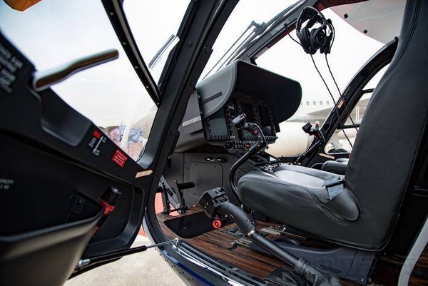 空客H145型公务直升机驾驶舱.jpg