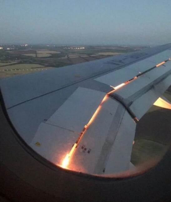 沙特国家队飞机发生技术故障:在半空中着火