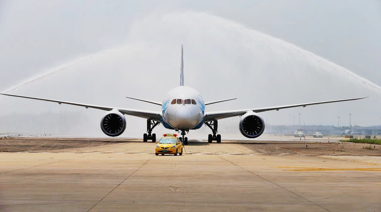 2013年6月2日,中国787启动用户南航首架787梦想飞机飞抵广州.jpg 2013年6月2日,中国787启动用户南航首架787梦想飞机飞抵广州.jpg
