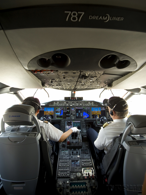 787 SROV - K65363 - flight deck.jpg