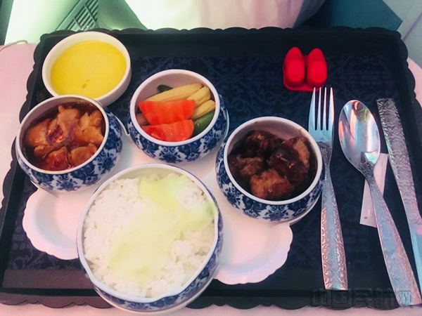 荷航787飞机使用中国青花瓷碗碟提供中式餐食_副本.jpg