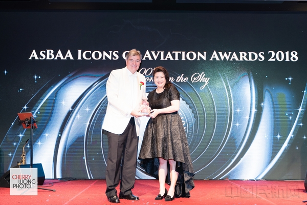 全球公务机经销商Jetcraft Asia亚太区总裁戴伟信David Dixon接受颁奖.jpg