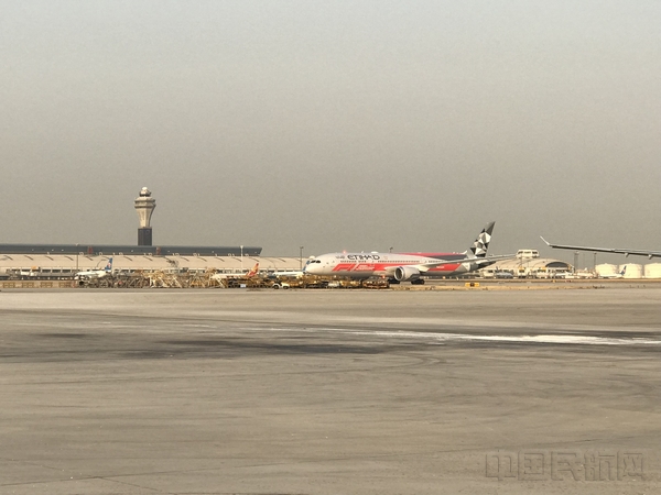 阿提哈德航空F1涂装梦幻客机抵达北京首都机场_1.jpg