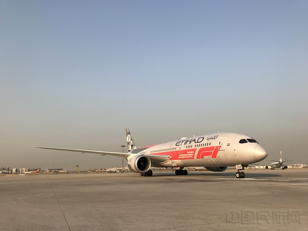 阿提哈德航空F1涂装梦幻客机抵达北京首都机场_2.jpg