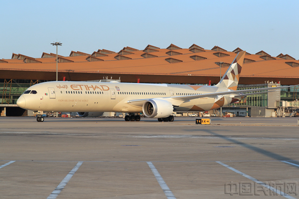 阿提哈德航空波音787-10梦幻客机首次飞抵北京首都国际机场_2_副本.jpg