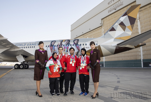3 四名阿联酋籍特奥会运动员及阿提哈德机组在阿提哈德航空特奥会涂装的波音787-9飞机前合影.jpg 3 四名阿联酋籍特奥会运动员及阿提哈德机组在阿提哈德航空特奥会涂装的波音787-9飞机前合影.jpg