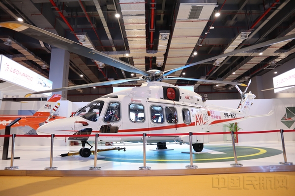 4 AW189直升机亮相首届中国国际进口博览会.jpg