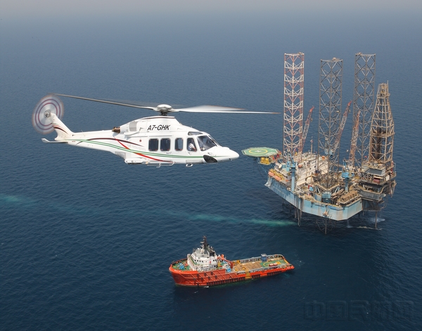 10 AW139直升机应用于海上油气作业运输.jpg