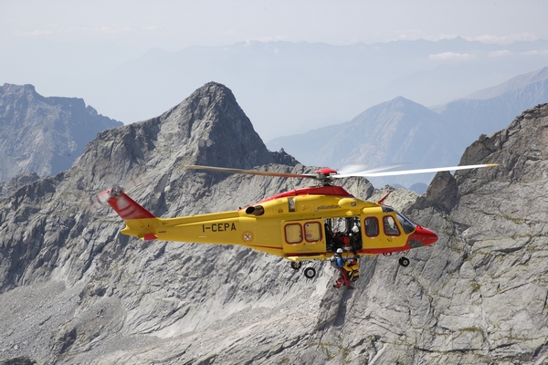 11 AW139直升机应用于山地救援.jpg