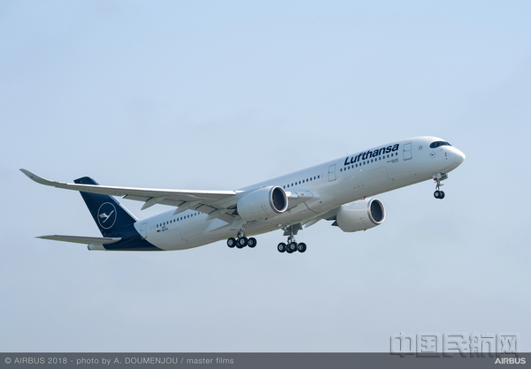 A350-900 Lufthansa MSN202 taking off(3).jpg