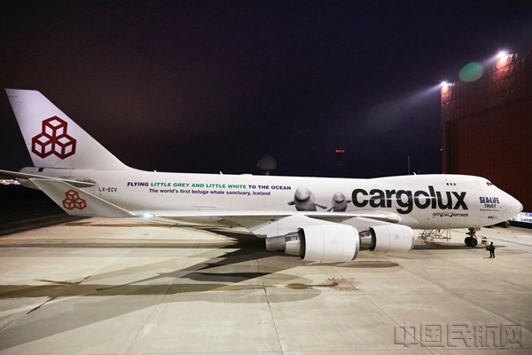 卢森堡货运航空公司以两只鲸鱼形象涂装的波音747-400ERF货机-2_副本.jpg