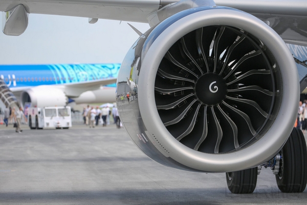 巴黎航展上所展出的一架A321neo上的LEAP-1A发动机，背景中是一台GEnx发动机.jpg