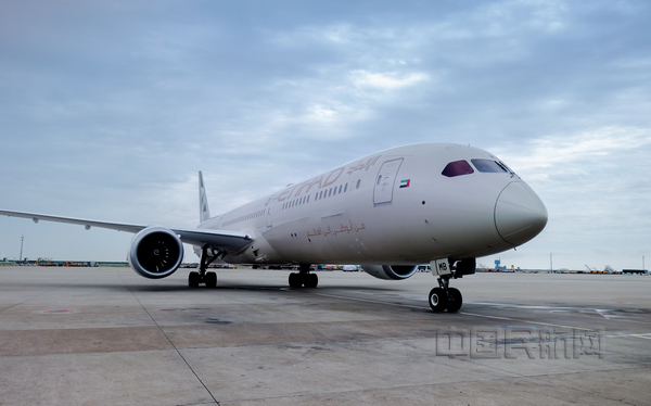 nEO_IMG_阿提哈德航空波音787-10首航降落上海浦东国际机场_2.jpg