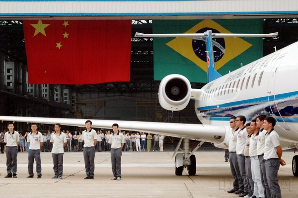 2004年6月28日,哈尔滨安博威向其首家用户中国南方航空公司交付首批两架ERJ145飞机.jpg 2004年6月28日,哈尔滨安博威向其首家用户中国南方航空公司交付首批两架ERJ145飞机.jpg