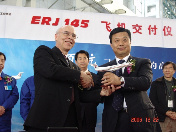 2006年12月22日,两架安博威ERJ145交付东方航空武汉有限公司.jpg 2006年12月22日,两架安博威ERJ145交付东方航空武汉有限公司.jpg