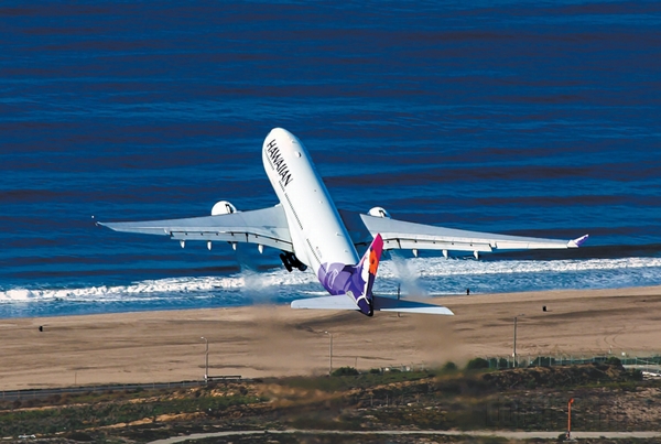 夏威夷航空空客 A330-200 飞机起飞,将飞越海岸线。.jpg 夏威夷航空空客 A330-200 飞机起飞,将飞越海岸线。.jpg