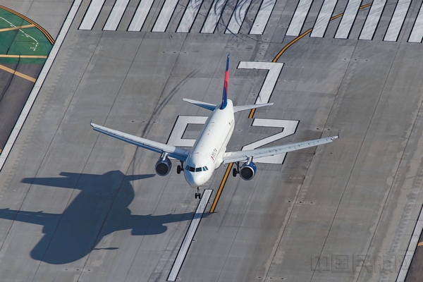 达美航空空客 A320 飞机即将降落在 25L 跑道上。.jpg