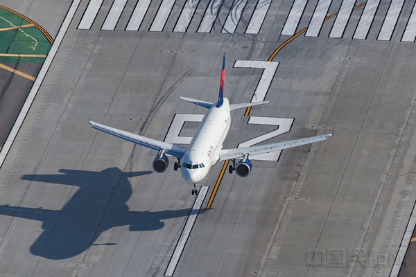 达美航空空客 A320 飞机即将降落在 25L 跑道上。.jpg 达美航空空客 A320 飞机即将降落在 25L 跑道上。.jpg