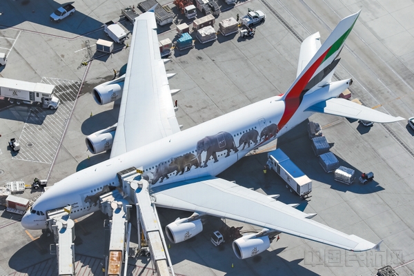 阿联酋航空空客 A380 飞机在进行航前准备。.jpg