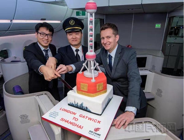 盖特威克机场航空关系副总裁史蒂芬_金(右一)庆祝国航上海浦东—伦敦盖特威克航线开通。7.jpg 盖特威克机场航空关系副总裁史蒂芬_金(右一)庆祝国航上海浦东—伦敦盖特威克航线开通。7.jpg