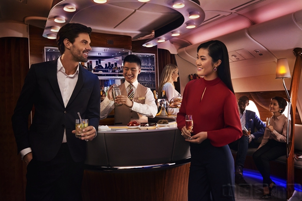阿联酋航空A380机上行政酒廊.jpg