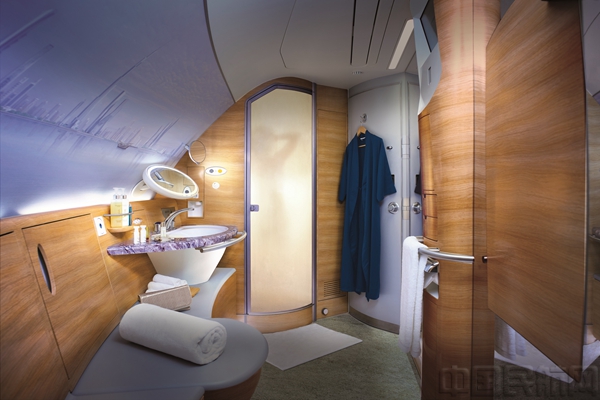 阿联酋航空A380头等舱机上水疗淋浴间.jpg