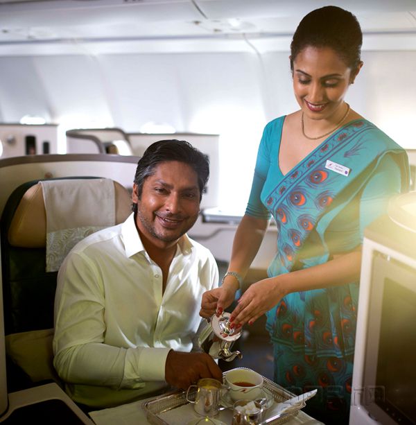 4. Kumar Sangakkara presenting service onboard_副本.jpg