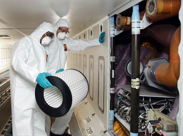 5 阿联酋航空更换机上HEPA过滤器.jpg 5 阿联酋航空更换机上HEPA过滤器.jpg