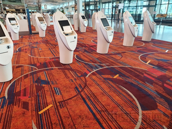 nEO_IMG_07.酷航旅客可使用自助值机设备