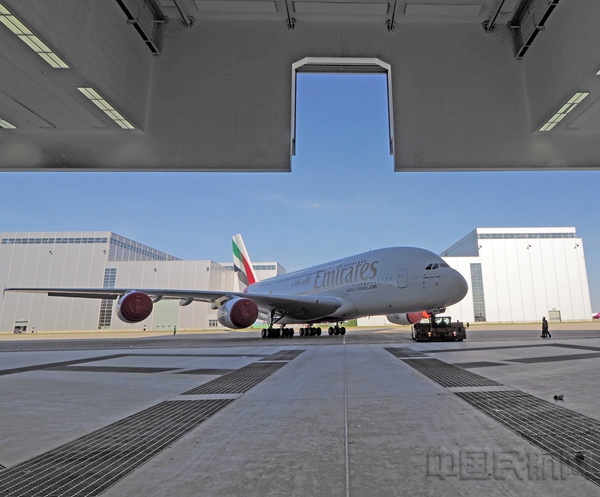 2 阿联酋航空接收第123架空中巨无霸完成A380机队组建2.jpg