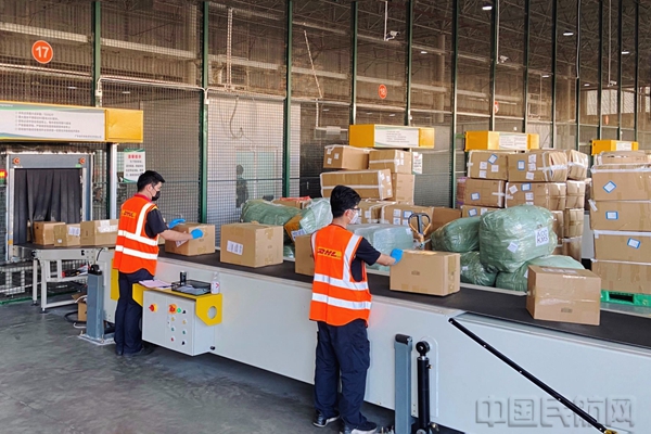 新闻图片(2):DHL快递员工在航空快件收运区进行货物操作2