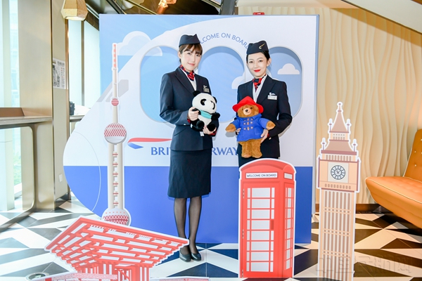 英航将飞机造型背景板与大熊猫、东方明珠、帕丁顿熊、大本钟等中英元素带到分享现场,迎接复航-英国航空供图3