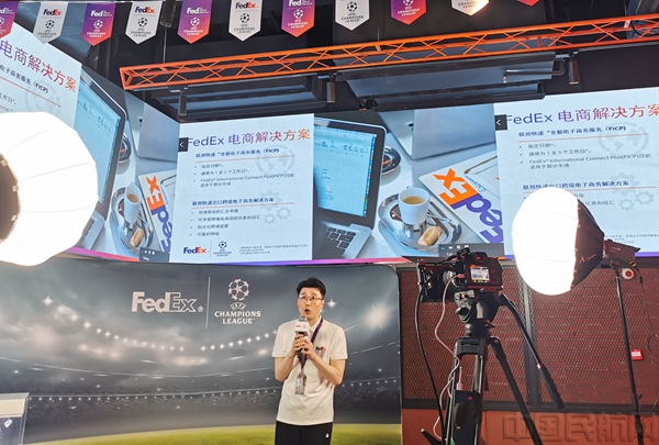 联邦快递中国区工作人员介绍其物流产品-钱擘摄